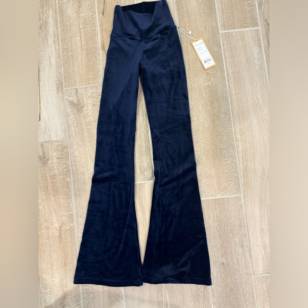 Niyama Sol flare leggings size XS. Navy blue Velour